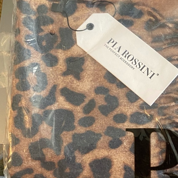Pia Rossini Toni Scarf in Leopard NEW - Picture 5 of 5